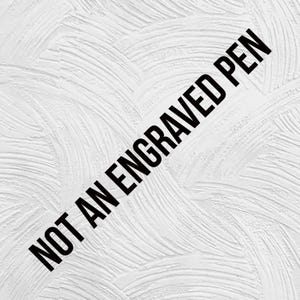 Puede incluir: Fondo blanco texturizado con el texto negro "NOT AN ENGRAVED PEN" en diagonal. El fondo presenta un patr&oacute;n arremolinado y texturizado.