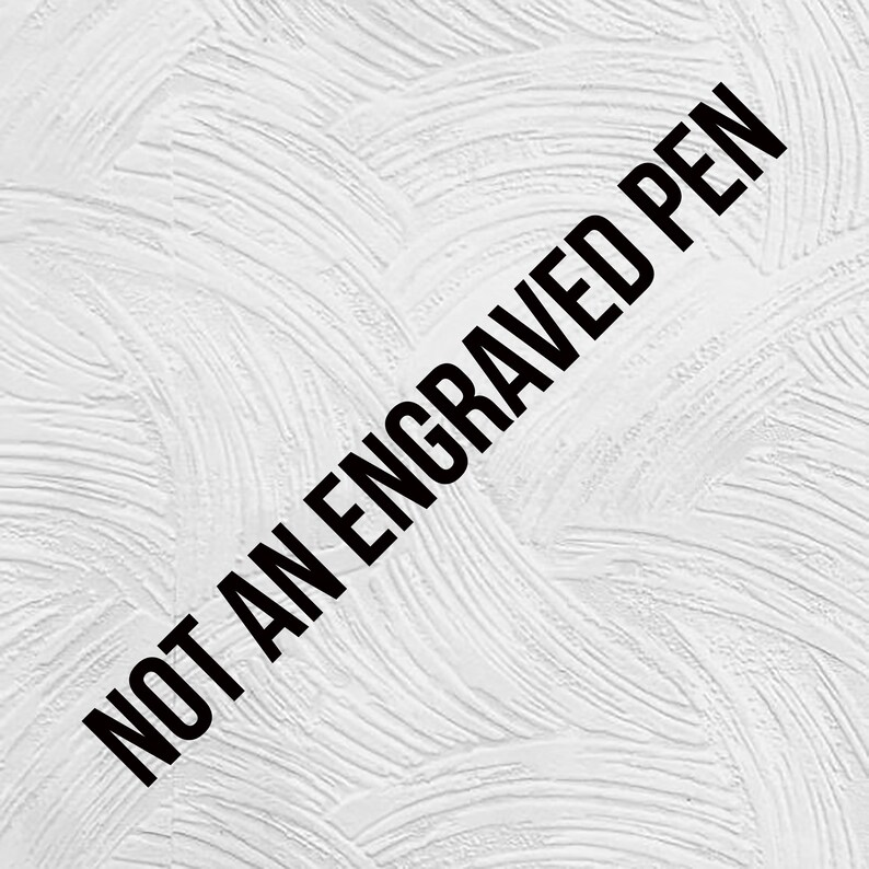 Puede incluir: Fondo blanco texturizado con el texto negro "NOT AN ENGRAVED PEN" en diagonal. El fondo presenta un patr&oacute;n arremolinado y texturizado.