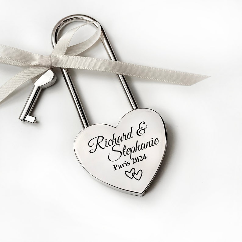 Candado personalizado con dos corazones encerrados en el amor, romántico puente de candados de París, regalo de boda y aniversario, regalo grabado para novio imagen 1