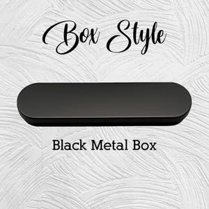 Puede incluir: Una caja de metal negro con bordes redondeados. El texto "Box Style" est&aacute; escrito en cursiva encima de la caja, y "Black Metal Box" est&aacute; escrito debajo en una fuente sans-serif.