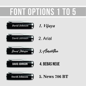 Puede incluir: Cinco bol&iacute;grafos negros con detalles plateados, cada uno grabado con "David Johnson" en diferentes fuentes. La imagen muestra las opciones de fuente: Vijaya, Arial, Amertha, BEBAS NEUE y News 706 BT. El texto "FONT OPTIONS 1 TO 5" est&aacute; en la parte superior.
