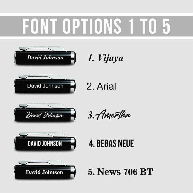 Puede incluir: Cinco bol&iacute;grafos negros con detalles plateados, cada uno grabado con "David Johnson" en diferentes fuentes. La imagen muestra las opciones de fuente: Vijaya, Arial, Amertha, BEBAS NEUE y News 706 BT. El texto "FONT OPTIONS 1 TO 5" est&aacute; en la parte superior.