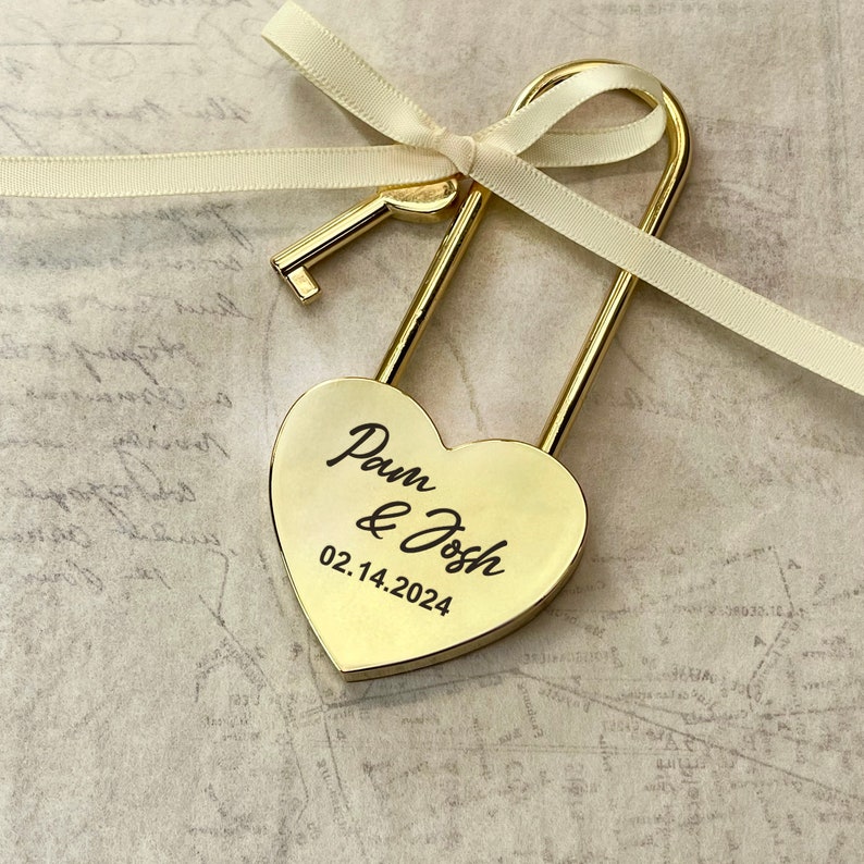 Liebesschloss Herz Gold mit Gravur Romantisches Geschenk zum Valentinstag für Ihn, Hochzeitstag Andenken Bild 8