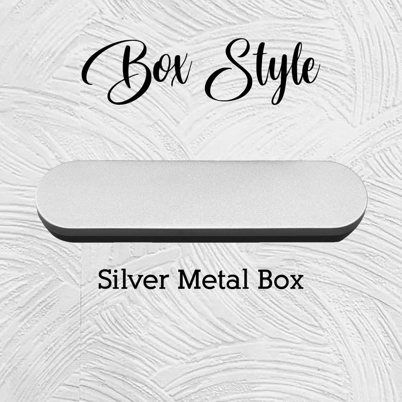 Puede incluir: Una caja de metal plateado con bordes redondeados, sobre un fondo blanco texturizado. El texto "Box Style" est&aacute; escrito en cursiva encima de la caja, y "Silver Metal Box" est&aacute; escrito debajo.