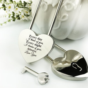 Candado personalizado con dos corazones encerrados en el amor, romántico puente de candados de París, regalo de boda y aniversario, regalo grabado para novio imagen 8