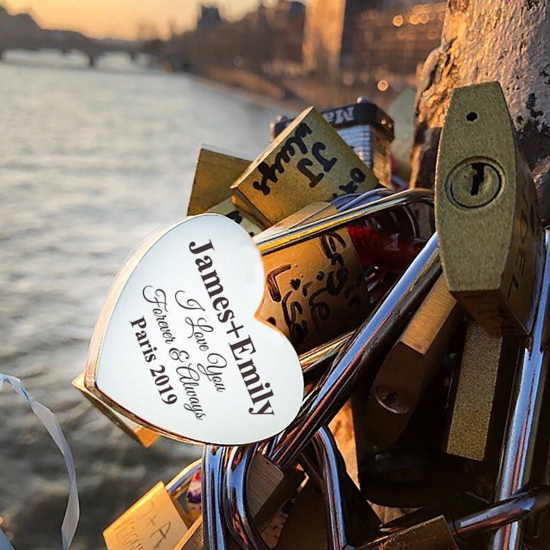 Candado personalizado con dos corazones encerrados en el amor, romántico puente de candados de París, regalo de boda y aniversario, regalo grabado para novio imagen 9