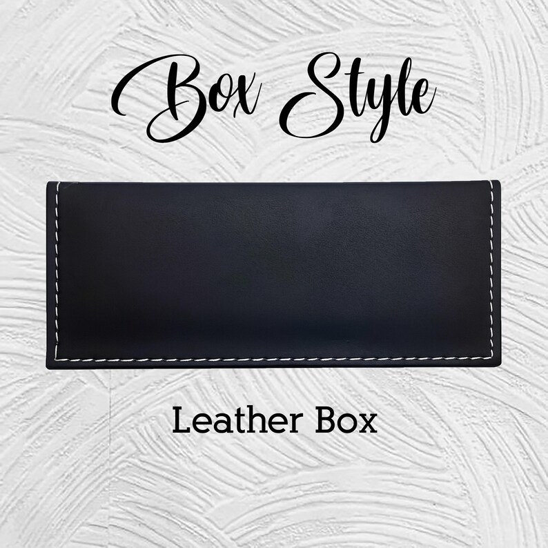 Puede incluir: Una caja rectangular de cuero negro con costuras blancas en los bordes. El texto "Box Style" est&aacute; escrito en cursiva en la parte superior y "Leather Box" en la inferior.