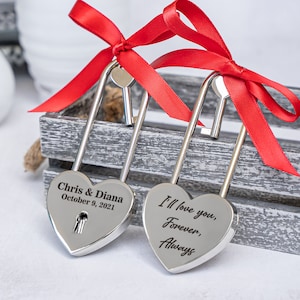 Candado personalizado con dos corazones encerrados en el amor, romántico puente de candados de París, regalo de boda y aniversario, regalo grabado para novio imagen 3