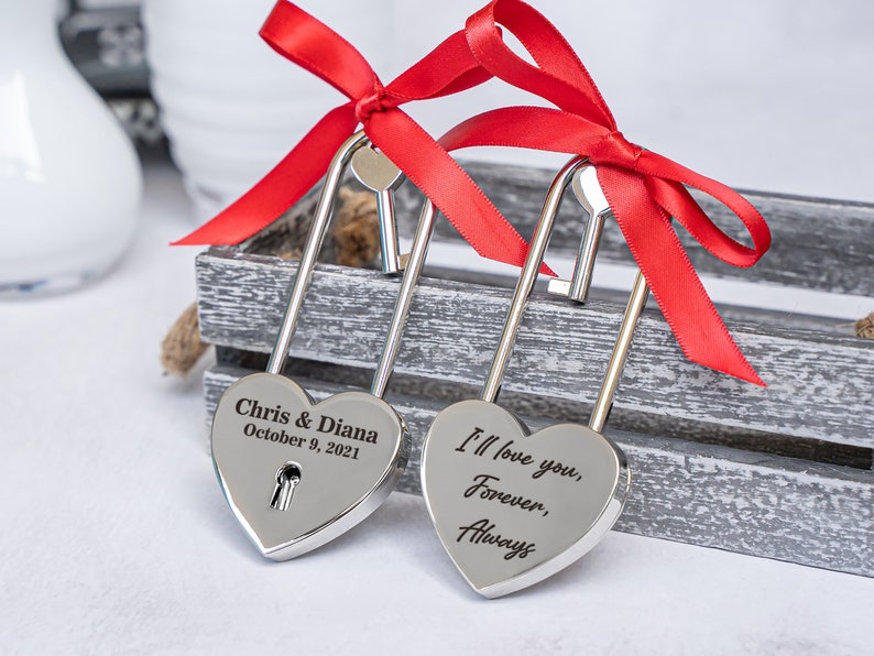 Candado personalizado con dos corazones encerrados en el amor, romántico puente de candados de París, regalo de boda y aniversario, regalo grabado para novio imagen 3