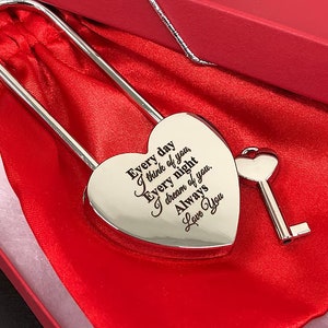 Candado personalizado con dos corazones encerrados en el amor, romántico puente de candados de París, regalo de boda y aniversario, regalo grabado para novio imagen 4