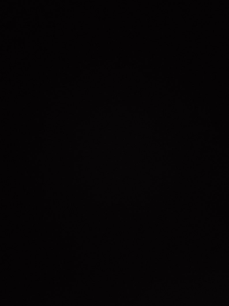 Op de afbeelding: Een zwarte achtergrond.