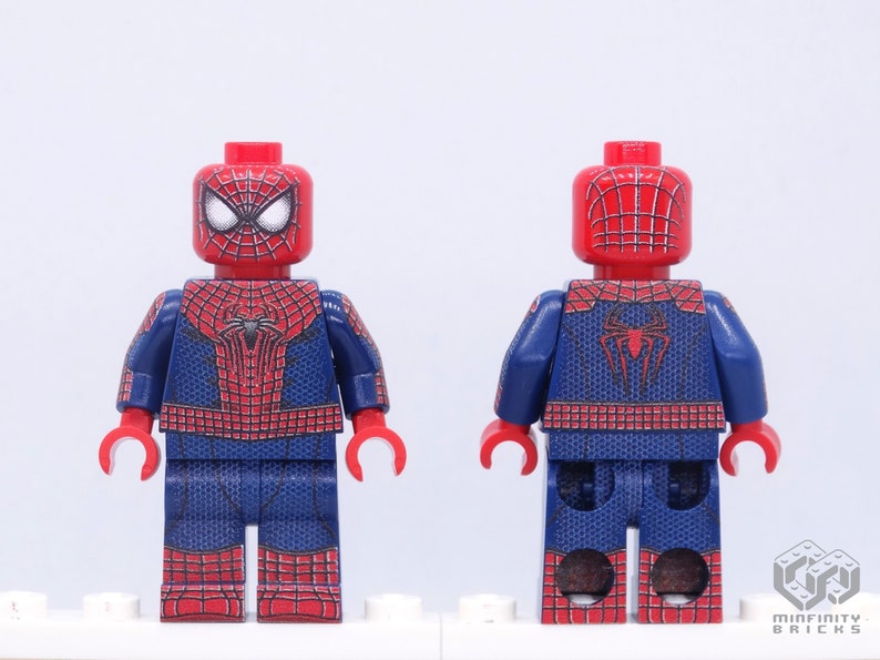 K&ouml;nnte beinhalten: Zwei Lego Spider-Man-Minifiguren, eine nach vorne und eine nach hinten gerichtet. Die Figuren haben rot-blaue Kost&uuml;me mit Spinnennetz-Design. Der Kopf ist rot mit wei&szlig;en Augen. Die vordere Figur zeigt das Spinnenemblem auf der Brust.