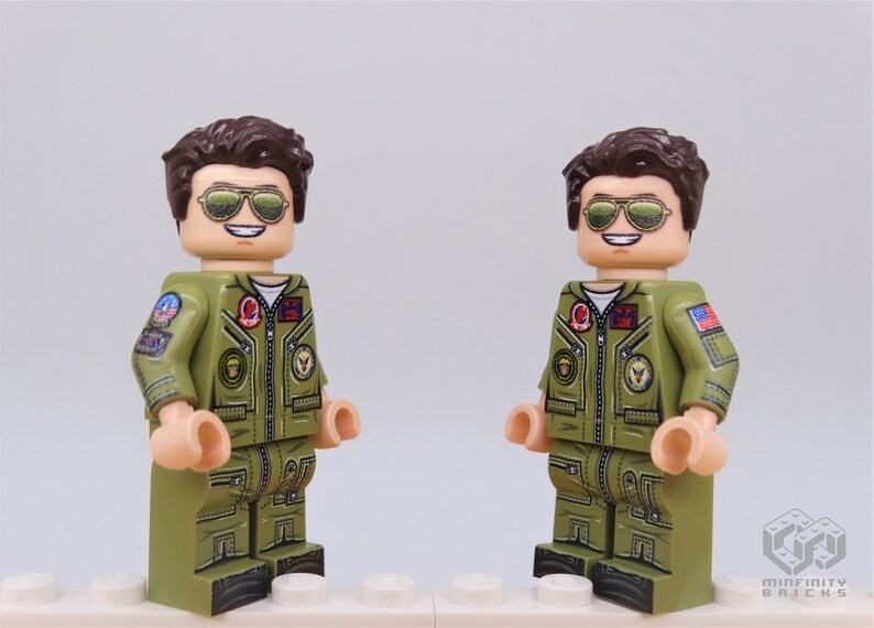 Puede incluir: Dos minifiguras LEGO personalizadas de un piloto que lleva un traje de vuelo verde con parches, cabello casta&ntilde;o y gafas de sol de aviador.