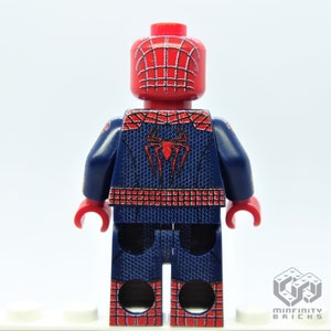 K&ouml;nnte beinhalten: Eine rote und blaue Spider-Man Lego-Minifigur. Die Figur hat einen roten Kopf mit Spinnennetz-Design und einen blauen Anzug mit einem Spinnenemblem auf dem R&uuml;cken. Die Beine und Arme der Figur sind ebenfalls rot und blau.
