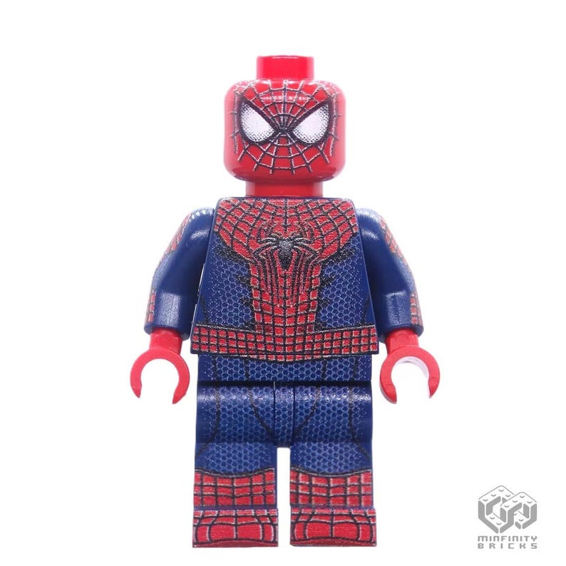 K&ouml;nnte beinhalten: Eine Lego-Minifigur von Spider-Man, mit einem rot-blauen Kost&uuml;m mit Spinnennetz-Design. Die Figur hat einen roten Kopf mit wei&szlig;en Augen und rote H&auml;nde und F&uuml;&szlig;e. Die Figur steht aufrecht.