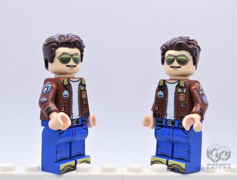 Puede incluir: Dos minifiguras LEGO personalizadas con cabello casta&ntilde;o, chaquetas marrones con parches, camisas blancas, jeans azules y gafas de sol verdes.