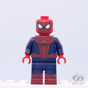 K&ouml;nnte beinhalten: Eine Lego-Minifigur von Spider-Man. Der Kopf und die H&auml;nde sind rot, mit einem Spinnennetz-Muster. Der Torso und die Beine sind blau mit einem roten Spinnennetz-Design. Der Hintergrund ist wei&szlig;.