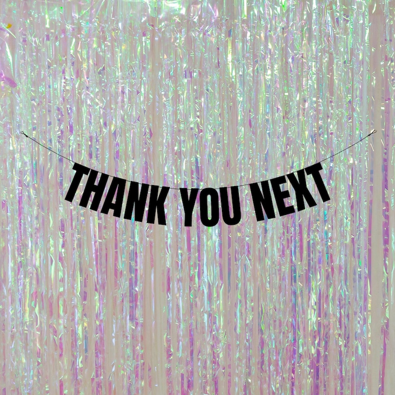 Pu&ograve; includere: Striscione nero con il testo "THANK YOU NEXT" appeso su uno sfondo iridescente scintillante.