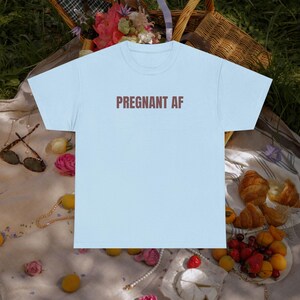 Koszulka z napisem „W ciąży” | Zabawne prezenty na baby shower | Zabawne prezenty na baby shower | Zabawny wystrój baby shower | Zabawny prezent ciążowy | W ciąży
