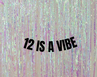 Könnte beinhalten: Ein weißer, schimmernder Hintergrund mit dem Text "12 is a vibe" in Schwarz.