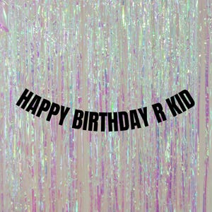Happy Birthday R Kid Girlande. Geburtstagsdekoration unter dem Thema Manchester. Lustige Geburtstagsbanner & Schilder.