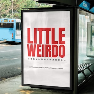 Puede incluir: Un cartel blanco de parada de autob&uacute;s con un gr&aacute;fico rojo y blanco que dice "LITTLE WEIRDO MADE TO STAND OUT" con el texto "@LITTLEWEIRDO.WORLD | WWW.LITTLEWEIRDO.WORLD" debajo.