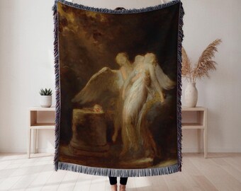 Puede incluir: Una manta tejida con una pintura clásica de ángeles. La obra de arte representa figuras con alas y túnicas fluidas en tonos crema, marrón y dorado. La manta tiene un borde con flecos y se exhibe en interiores.
