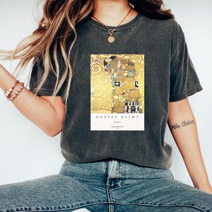 Art Tshirt | Gustav Klimt - The Embrace | Vintage Tshirt | Aesthetic Tshirt