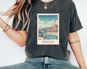 Könnte beinhalten: Ein dunkelgraues T-Shirt mit einer Vintage-Illustration des Brighton Palace Pier in Brighton, Vereinigtes Königreich. Der Text "Brighton, Vereinigtes Königreich" ist unter der Illustration gedruckt.