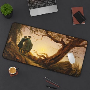 Puede incluir: Una pintura de estilo vintage que representa a dos figuras con ropa oscura de pie en un camino en un bosque. Las figuras miran un orbe brillante y luminoso en el cielo. La pintura está ambientada en un fondo de un gran árbol nudoso con ramas que se extienden hacia el cielo.