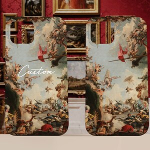 Puede incluir: Una funda para tel&eacute;fono con un dise&ntilde;o personalizado que presenta una pintura colorida de &aacute;ngeles y querubines en un cielo con nubes. El texto "Custom" est&aacute; escrito en blanco en la funda.