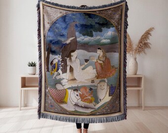 Könnte beinhalten: Eine gewebte Wandteppichdecke mit einer detaillierten Illustration von Figuren in einer Landschaft. Das Kunstwerk umfasst Menschen, Tiere und Bäume, mit einer blau-grünen Farbpalette. Die Decke hat einen Fransenrand.