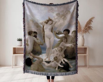Puede incluir: Manta tejida con una pintura clásica que representa figuras en una escena mitológica. La obra de arte muestra figuras desnudas en un entorno acuático, con una paleta de colores azul claro y beige. La manta tiene un borde con flecos.