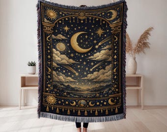 Può includere: Una coperta arazzo tessuta con un design celeste. Presenta una luna crescente, stelle e nuvole in oro e blu navy. La coperta ha un bordo con frange e un'illustrazione dettagliata del cielo notturno. La coperta è larga circa 152 cm.