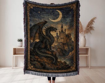 Tkany koc ze smokiem i zamkiem, gobelin z krajobrazem fantasy, wystrój wnętrz w stylu fantasy średniowiecznej sztuki, prezent dla miłośnika smoków, gobelin Cottagecore