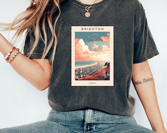 Könnte beinhalten: Ein dunkelgraues T-Shirt mit einer Grafik im Vintage-Stil einer Küstenstadt mit dem Text "BRIGHTON, England".