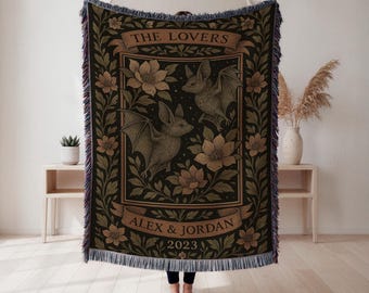 Gothic Fledermaus Paar gewebte Decke, dunkle florale Folk Ästhetik, himmlische 'The Lovers' Wandteppich, Hochzeitsgeschenk für Gothic Paare