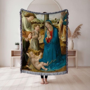 Puede incluir: Manta tejida que presenta una pintura de estilo renacentista de una escena religiosa. La obra de arte representa figuras con túnicas, con una figura central con una capa azul. La manta tiene un borde con flecos y se muestra sobre un fondo neutro.