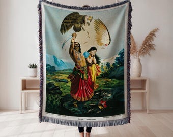 Könnte beinhalten: Gewebte Überwurfdecke mit einer lebendigen Illustration einer mythologischen Szene. Das Kunstwerk zeigt eine Figur mit einem Schwert, eine Frau und einen großen Vogel vor einem Landschaftshintergrund. Die Decke hat einen Fransenrand.