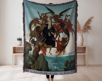 Puede incluir: Una manta tejida con una pintura de estilo renacentista que representa figuras y criaturas en tonos rojos, marrones y verdes sobre un fondo azul claro. La manta tiene un borde con flecos y se exhibe en interiores.