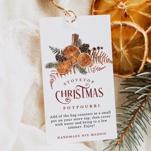 Może przedstawiać: Biała etykieta z czerwonym tekstem, który brzmi "Stovetop Christmas Potpourri". Etykieta zawiera akwarelowy rysunek suszonych plastrów pomarańczy, cynamonowych patyczków, szyszek i zieleni. Tekst pod rysunkiem brzmi "Dodaj zawartość torebki do małego garnka na kuchence, następnie przykryj wodą i gotuj na małym ogniu. Smacznego! Ręcznie robione przez Maddie."