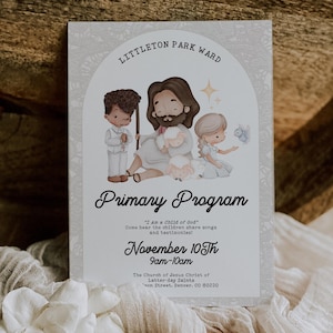 Könnte beinhalten: Eine gedruckte Einladung für ein Grundschulprogramm mit Illustrationen von Jesus und Kindern. Der Text enthält "Littleton Park Ward", "Primary Program" und das Datum, den 10. November, mit der Uhrzeit von 9 bis 10 Uhr. Die Einladung befindet sich auf einem neutralen Hintergrund mit Blumen.