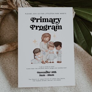 Könnte beinhalten: Eine weiße Einladungskarte mit dem Text "Primary Program" in einer dekorativen Schriftart. Die Karte zeigt eine Illustration von Jesus mit Kindern. Die Veranstaltung findet am 10. November von 9 bis 10 Uhr statt.