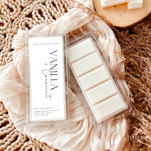 Könnte beinhalten: Ein durchsichtiger Plastikbehälter mit sechs weißen Wachs-Schmelzen, die mit "Vanilla + Coconut" beschriftet sind. Das Etikett enthält auch den Text "Soy Wax Melt", "Hand poured in Seattle", "Burn time 45 hrs" und "1.4 oz (40 g)".