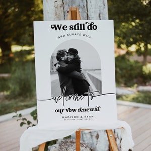 Nowoczesny szablon znaku powitalnego na odnowienie przysięgi małżeńskiej, plakat DIY do wydrukowania na ślubie Nadal robimy, edytowalny minimalistyczny znak odnowienia przysięgi małżeńskiej ze zdjęciem, MIRAY 1176