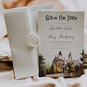 Pode incluir: Um conjunto de convites de casamento com um cartão "Save the Date" e um envelope. O cartão exibe os nomes de Charlotte Parker e Avery Montgomery, com uma ilustração de um castelo. O envelope é selado com um selo de cera.