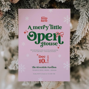 Könnte beinhalten: Eine rosa Einladungskarte mit dem Text "A merry little Open House" in Grün und Rot, verziert mit Schneeflocken und einer Schleife. Die Karte befindet sich vor dem Hintergrund eines Weihnachtsbaums mit Ornamenten.