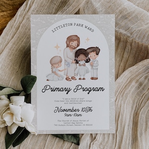 Könnte beinhalten: Eine gedruckte Einladung für das Littleton Park Ward Primary Program. Die Einladung zeigt eine Illustration von Jesus mit Kindern, Datum, Uhrzeit und Ort. Die Einladung befindet sich auf einem beigen Hintergrund mit einer weißen Blume und beigem Stoff.