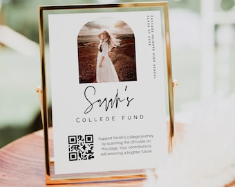Może przedstawiać: Biały znak z pozłacanym ramieniem i czarno-białym kodem QR. Znak zawiera napis "Sarah's College Fund" i zdjęcie kobiety w białej sukience. Tekst zawiera również słowa "Wesprzyj podróż Sarah na studia, skanując kod QR na tej stronie. Twoje datki zapewnią jaśniejszą przyszłość."