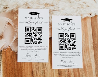 Może przedstawiać: Dwie białe karty z czarnym tekstem i czarną ikoną czapki absolwenta. Tekst brzmi "MADISON'S college fund" i zawiera kod QR. Tekst pod kodem QR brzmi "Wesprzyj podróż Madison na studia, skanując kod QR na tej stronie. Twoje wpłaty zapewnią jaśniejszą przyszłość." Tekst na dole karty brzmi "Madison Avery CASCADE HEIGHTS HIGH SCHOOL CLASS OF 20XX".